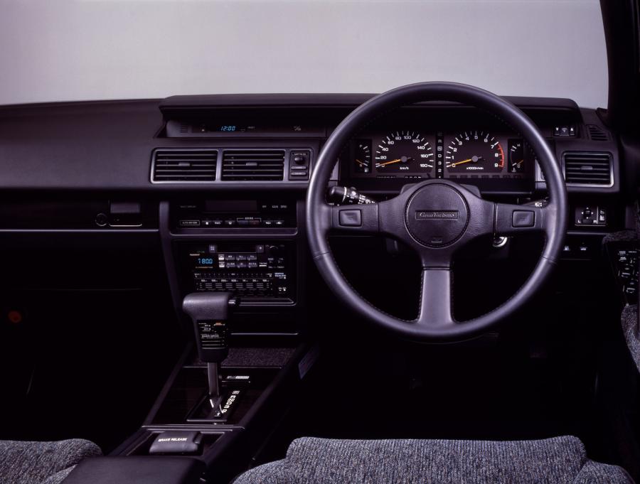 Торпедо Nissan Cedric Hardtop (Y31) 1987 года  (фото 3 из 20)